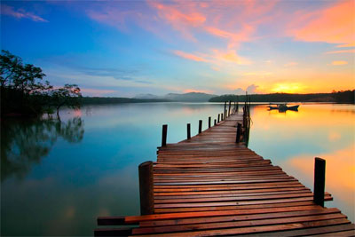 Embarcadero de madera en un lago al atardecer