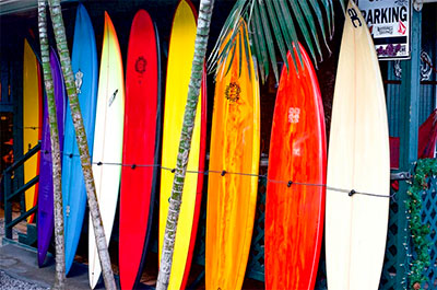 tablas de surf de colores en apoyadas en la pared