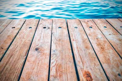 Tablas de madera de un embarcadera junto al agua