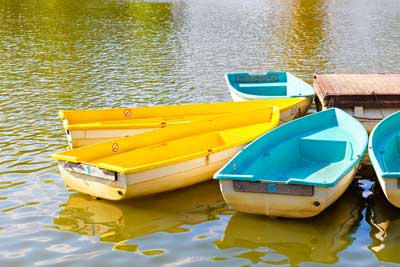 Barcas en el embarcadero de un lago