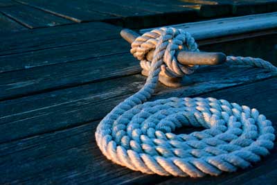Cuerda para amarrar un barco en el embarcadero