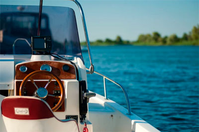 vista de un timon de un barco de recreo en un lago